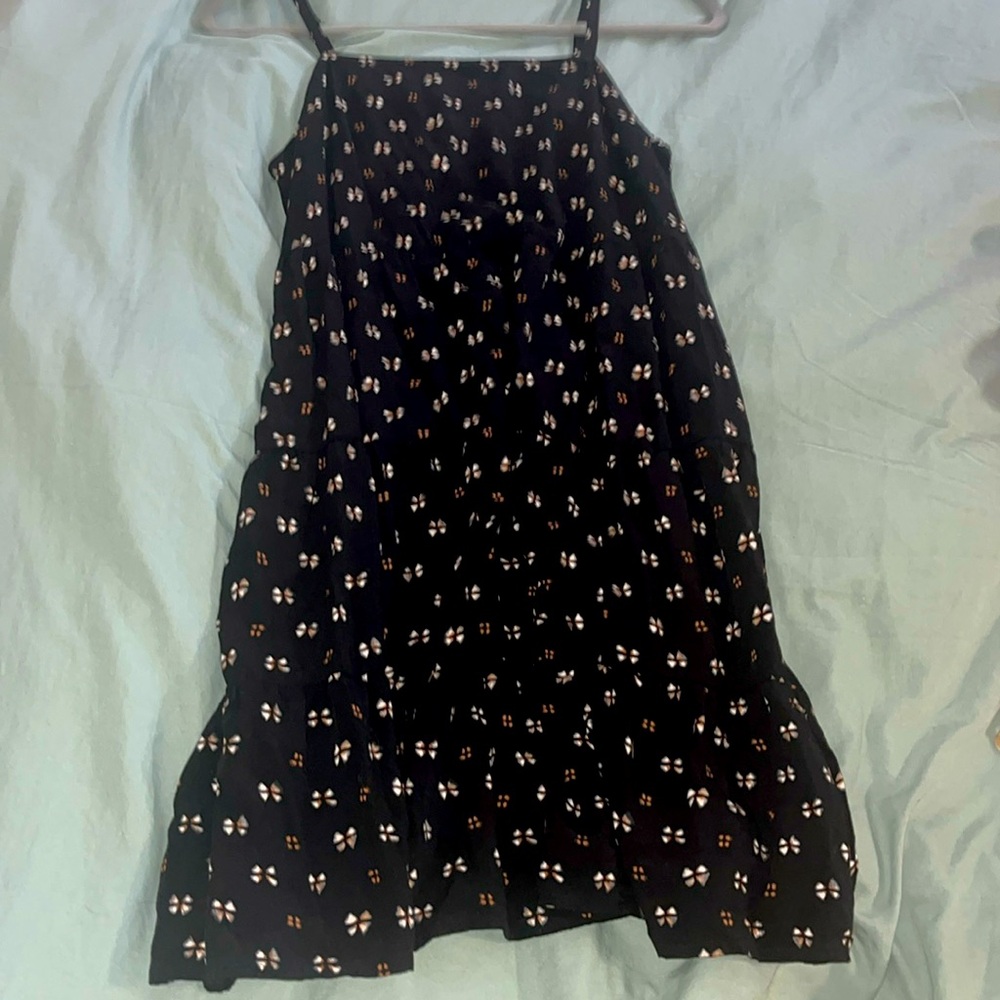 Size M never worn flowy midi/mini with pockets. Tags not attached